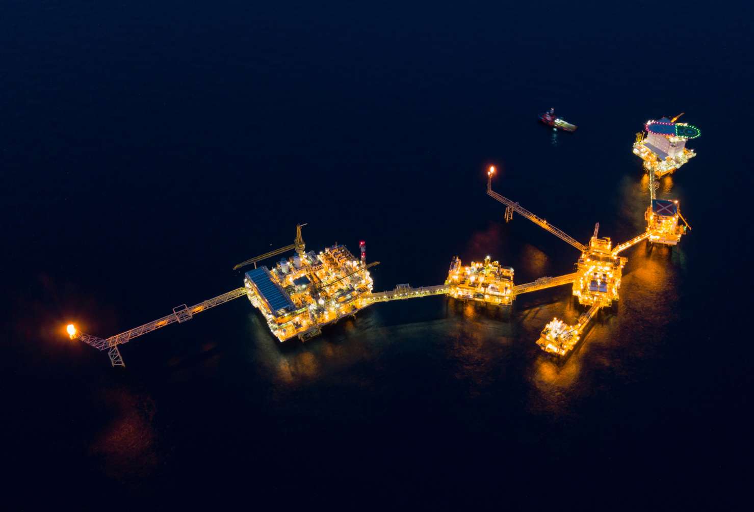 Enxgy-Blog-Upstream-Gas-Projects-Creating-Oil-Gas-Jobs-Australia Central processing platform (cpp) in the middle of the ocean during sunset time - upstream industry